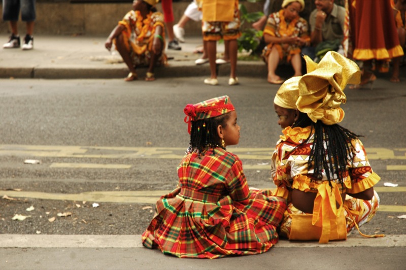 Deux enfants au Carnaval à Paris 3 en 2004, déguisés en costumes africains traditionnels
