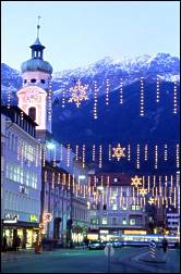 Innsbruck : Rue Marie-Thérèse et clocher de la SpitalKirche au centre de la ville