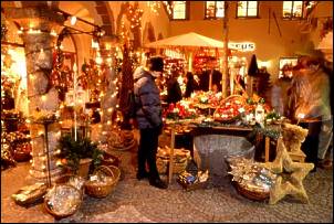 Salzbourg : Père Noël escaladant une façade dans la vieille ville